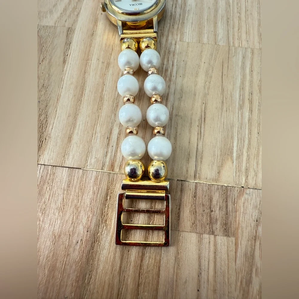 Vintage becora ladies gold tone fashion pearl bracelet watch NEW BATTERY